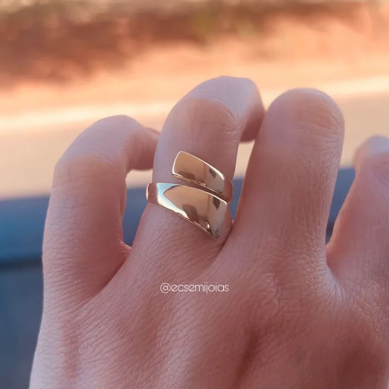 Anel orgânico liso com pontas achatadas- banhado a ouro 18k