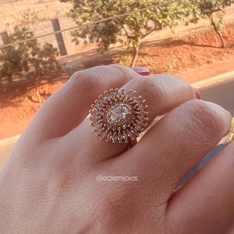 Anel oval com zircônia oval maior no centro cravejado em volta e bordas com zircônias navetes - banhado a ouro 18k