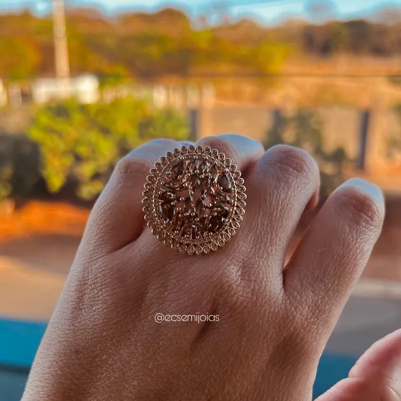 Anel oval grande com zircônias gotas e navetes no centro com bordas cravejadas - banhado a ouro 18k