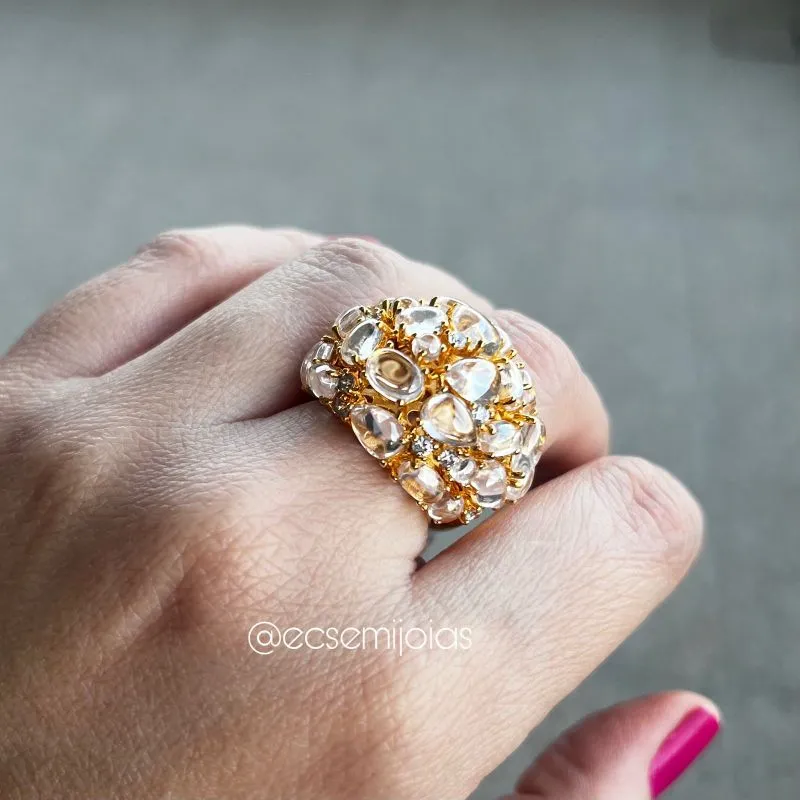 Anel oval grande com zircônias ovais e gotas grandes todo vazado - banhado a ouro 18k
