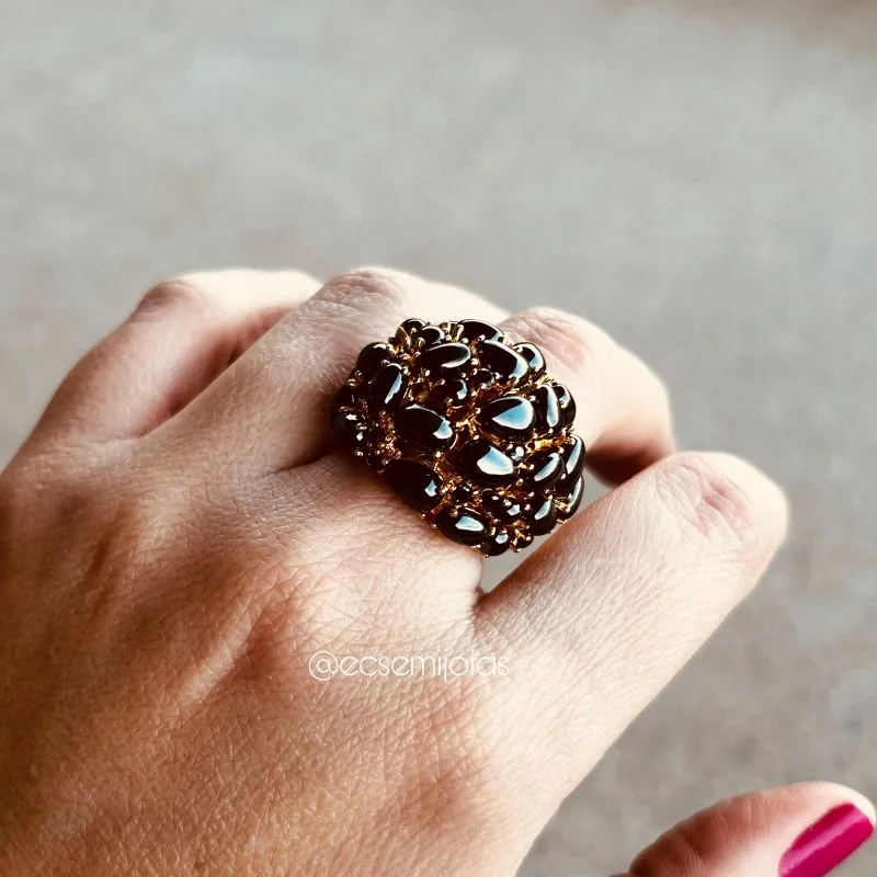 Anel oval grande com zircônias ovais e gotas grandes todo vazado - banhado a ouro 18k