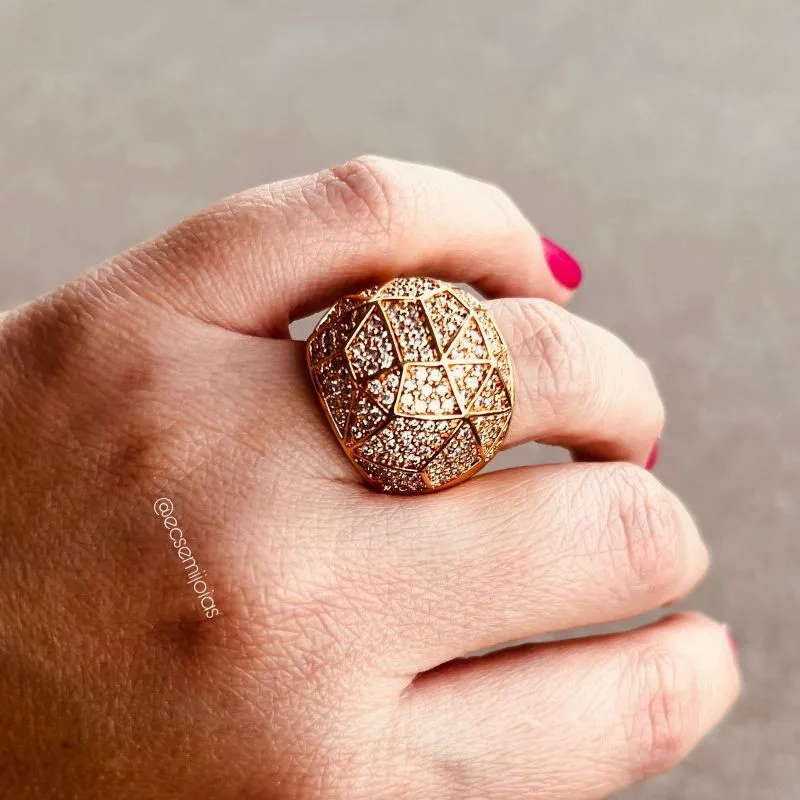 Anel oval grande cravejado com filetes lisos - banhado a ouro 18k
