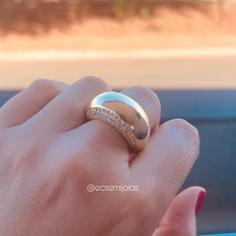 Anel oval liso e polido por cima com laterais cravejadas - banhado a ouro 18k