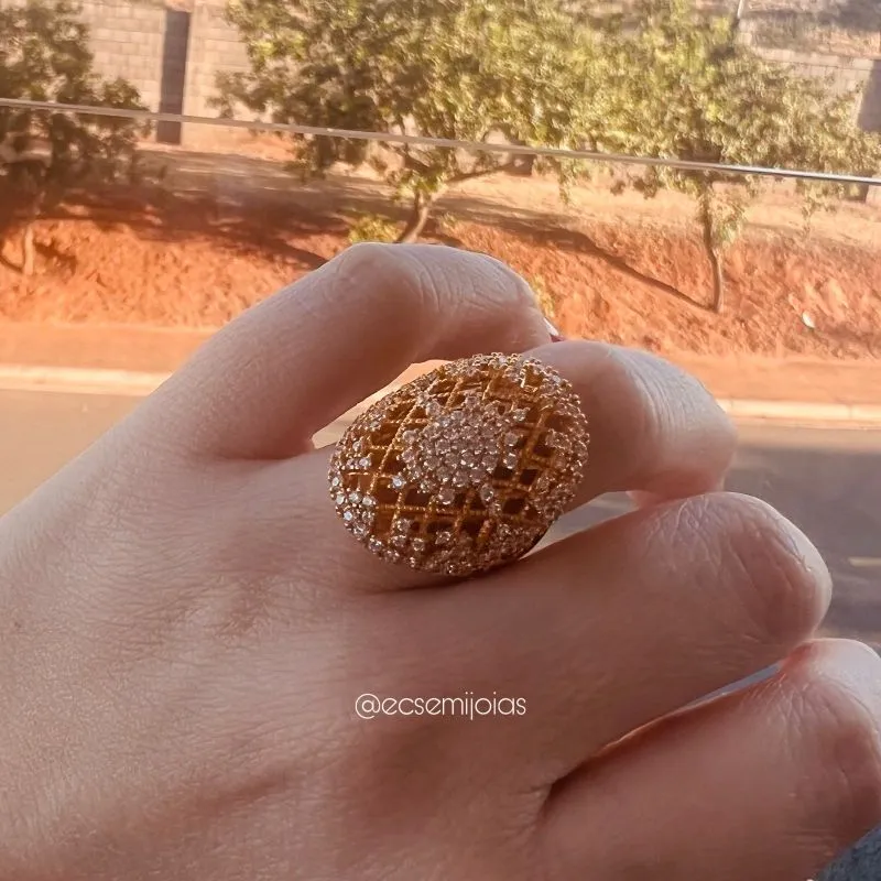 Anel oval todo vazado cravejado no centro e nas bordas - banhado a ouro 18k