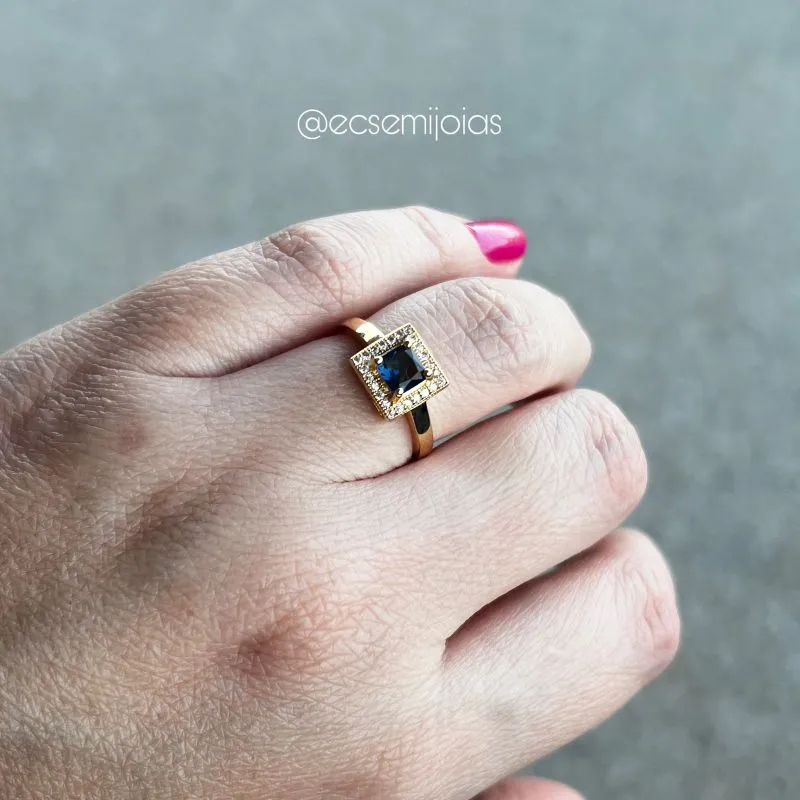 Anel quadrado com zircônia maior no centro cravejado em volta - banhado a ouro 18k