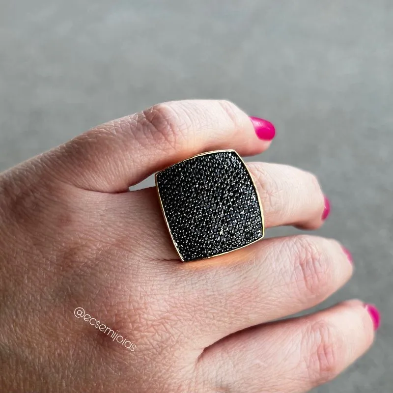Anel quadrado cravejado com zircônias - diâmetro quadrado 20mm - banhado a ouro 18k
