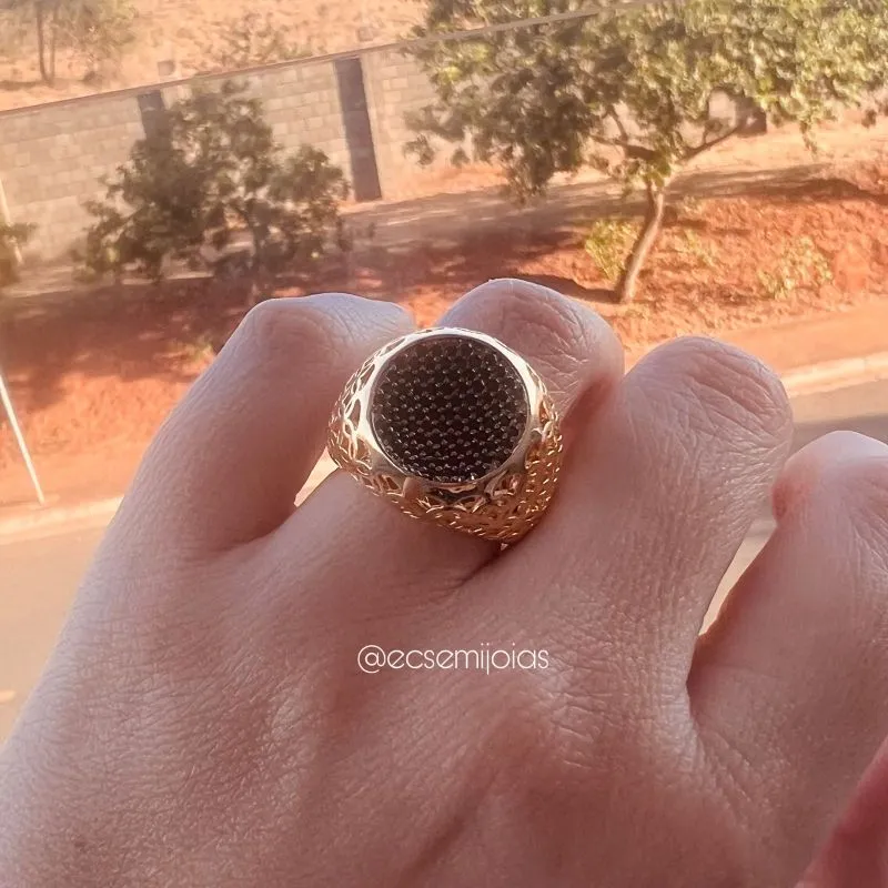 Anel redondo abaulado cravejado com aro todo vazado - banhado a ouro 18k