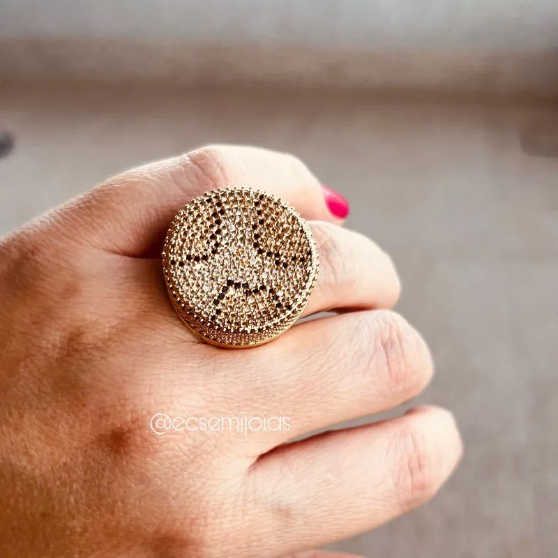 Anel redondo cravejado em cima e nas laterais - banhado a ouro 18k