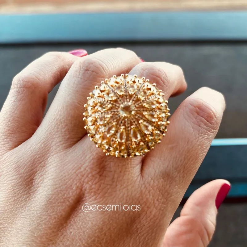 Anel redondo grande todo vazado com zircônias gotas maiores cravejadas - banhado a ouro 18k