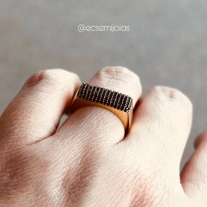 Anel retangular cravejado - banhado a ouro 18k