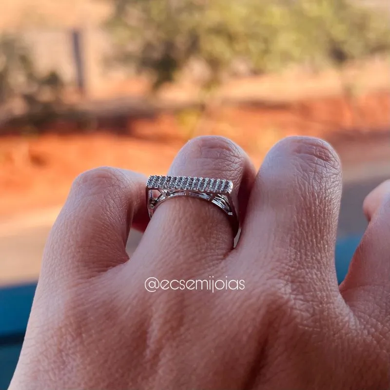 Anel retangular cravejado com laterais vazadas - banhado a ródio branco