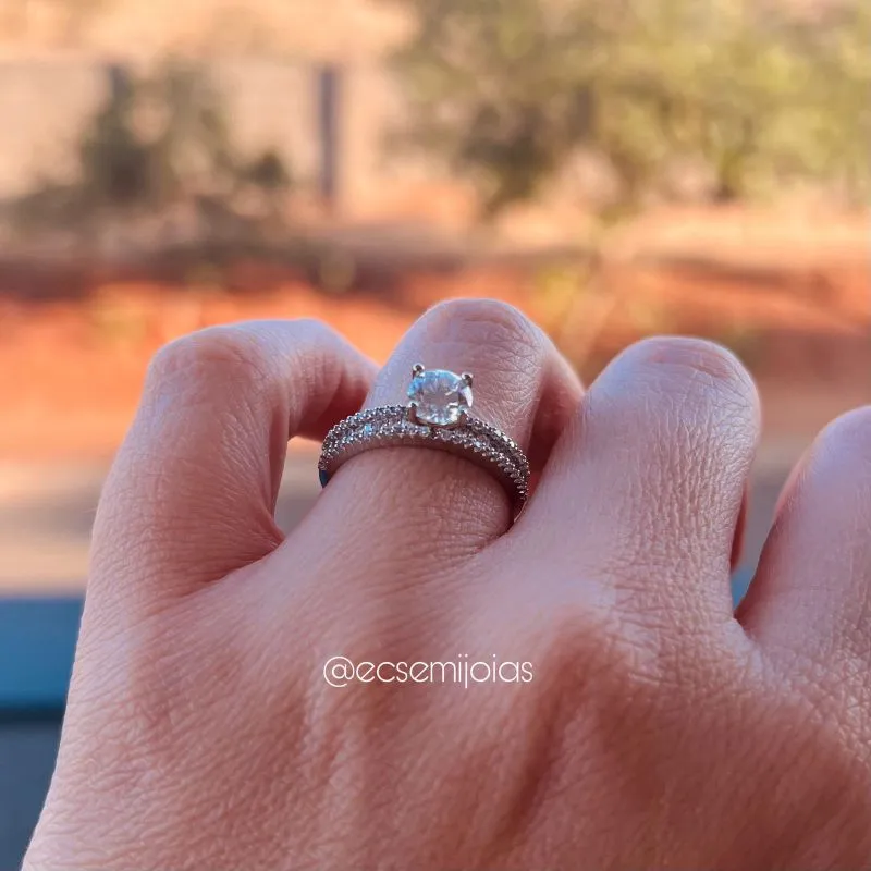 Anel solitário 6mm e aro com baguetes e cravejado nas bordas - banhado a ródio branco