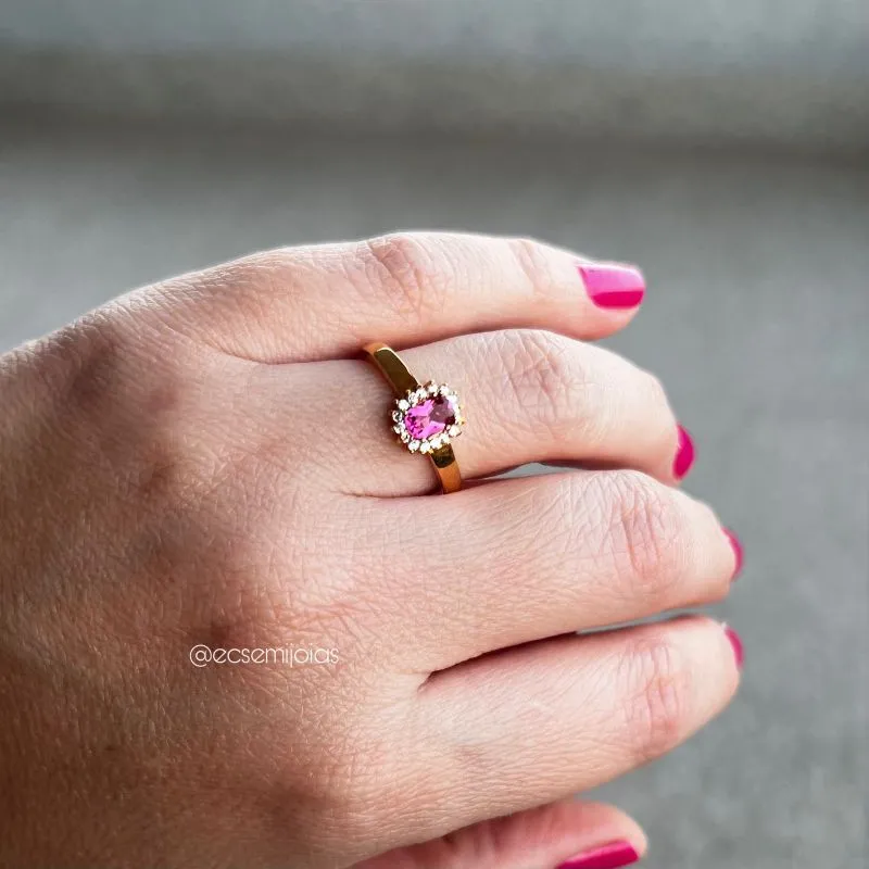 Anel solitário com zircônia oval grande no centro cravejado em volta - banhado a ouro 18k