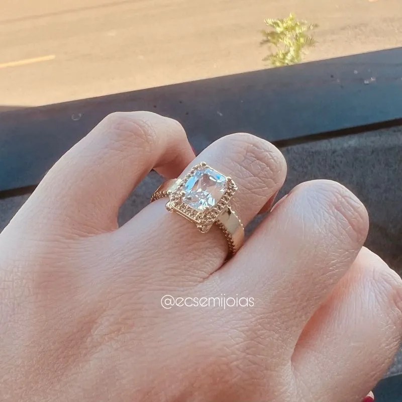 Anel solitário de zircônia retangular cravejado em volta e aro com laterais cravejadas  - banhado a ouro 18k