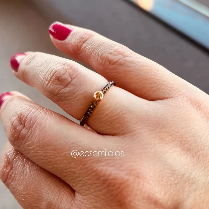 Anel solitário pequeno com aro cravejado - banhado a ouro 18k