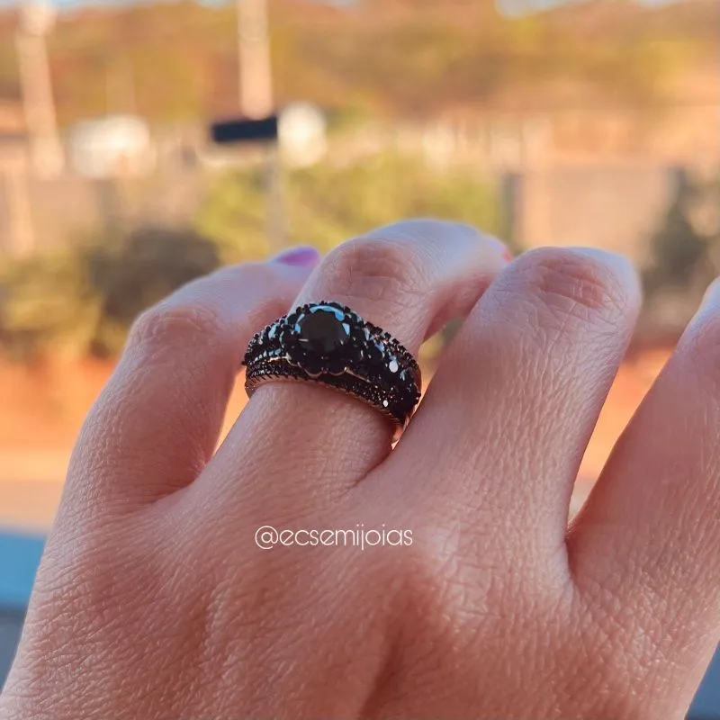 Anel trio com solitário cravejado no aro e 2 aparadores de cada lado - banhado a ouro 18k