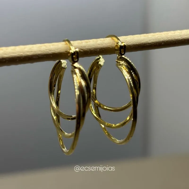 Argola com 3 aros de altura lisos - 2,2x2,8cm - banhado a ouro 18k