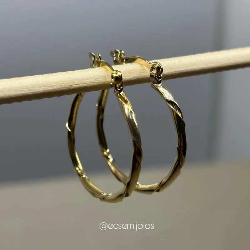 Argola tubolar torcida - 2,5x2,8cm - banhado a ouro 18k