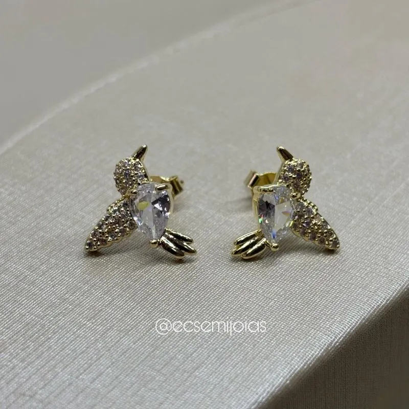 Brinco beija-flor cravejado com zircônia gota maior no centro - banhado a ouro 18k