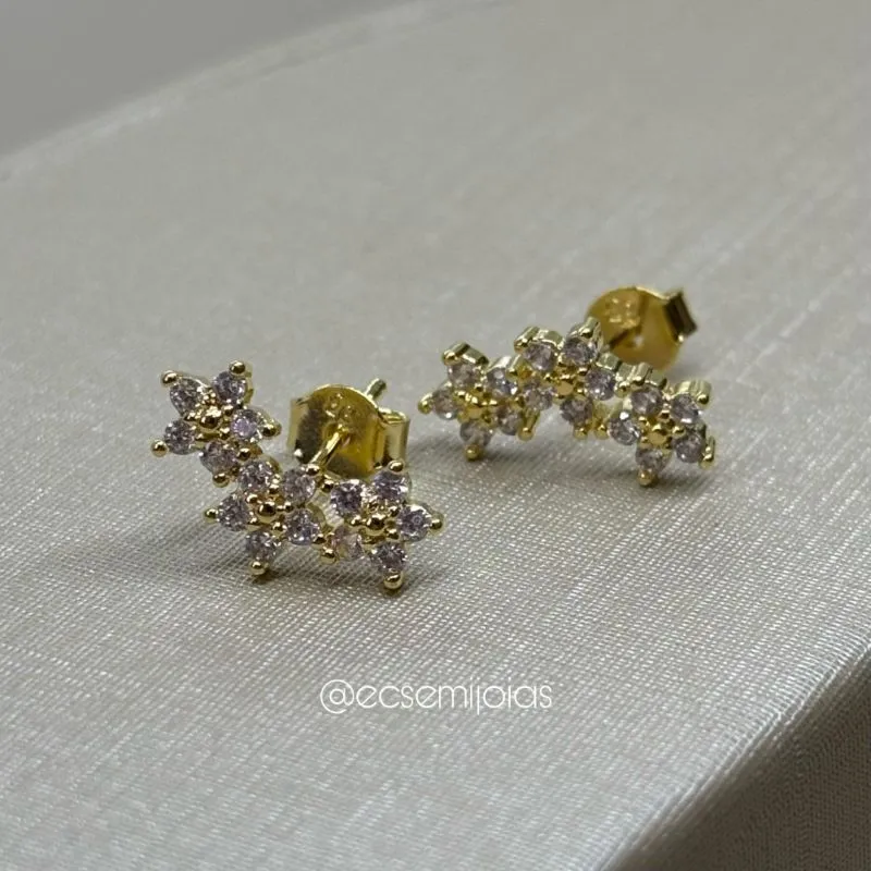 Brinco com 3 florzinhas cravejadas - banhado a ouro 18k