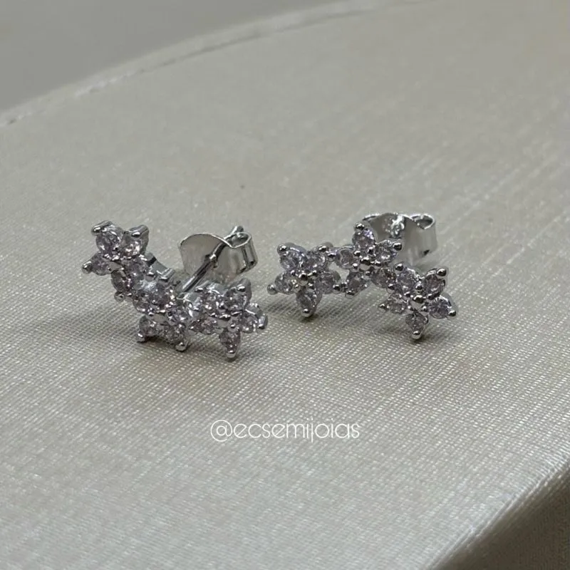 Brinco com 3 florzinhas cravejadas - banhado a ródio branco