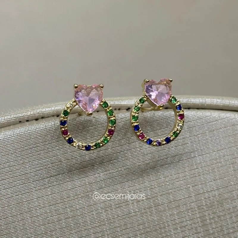 Brinco com zircônia de coração maior e redondo cravejado vazado - banhado a ouro 18k