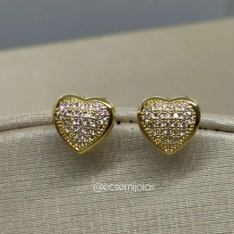 Brinco de coração cravejado com borda lisa - 12mm - banhado a ouro 18k