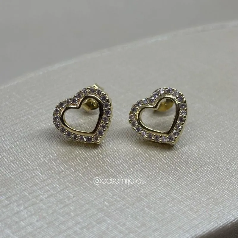 Brinco de coração cravejado vazado com borda interna lisa - 11mm - banhado a ouro 18k