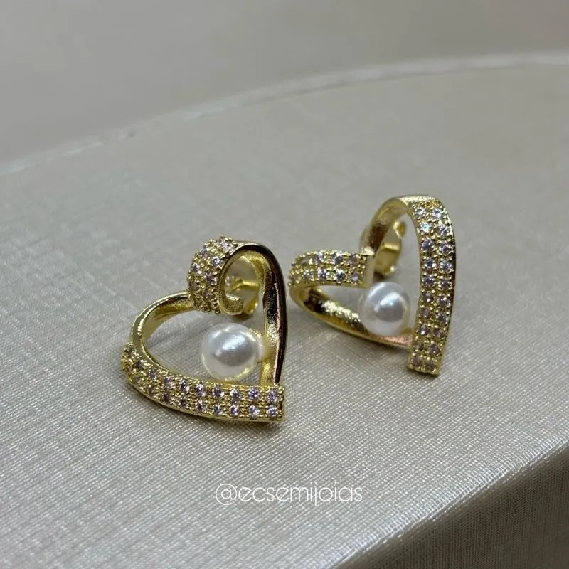 Brinco de coração cravejado vazado com pérola no centro - banhado a ouro 18k