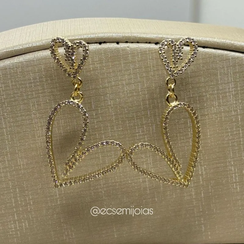 Brinco de coração menor cravejado vazado com coração maior cravejado vazado pendurado - banhado a ouro 18k
