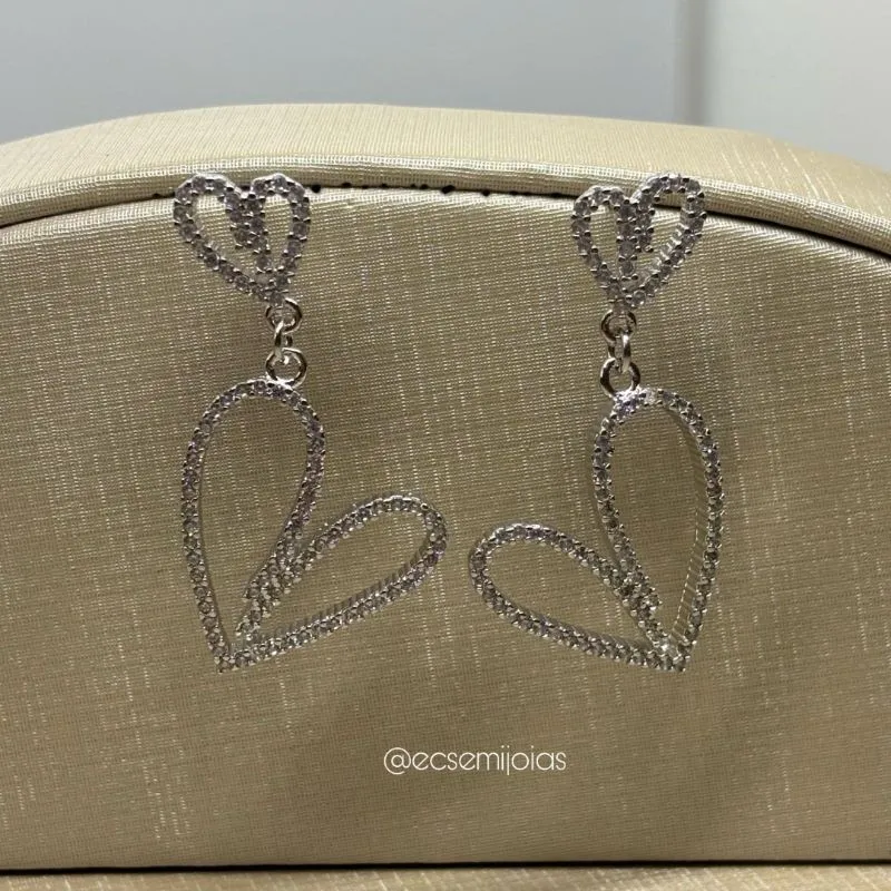 Brinco de coração menor cravejado vazado com coração maior cravejado vazado pendurado - banhado a ródio branco