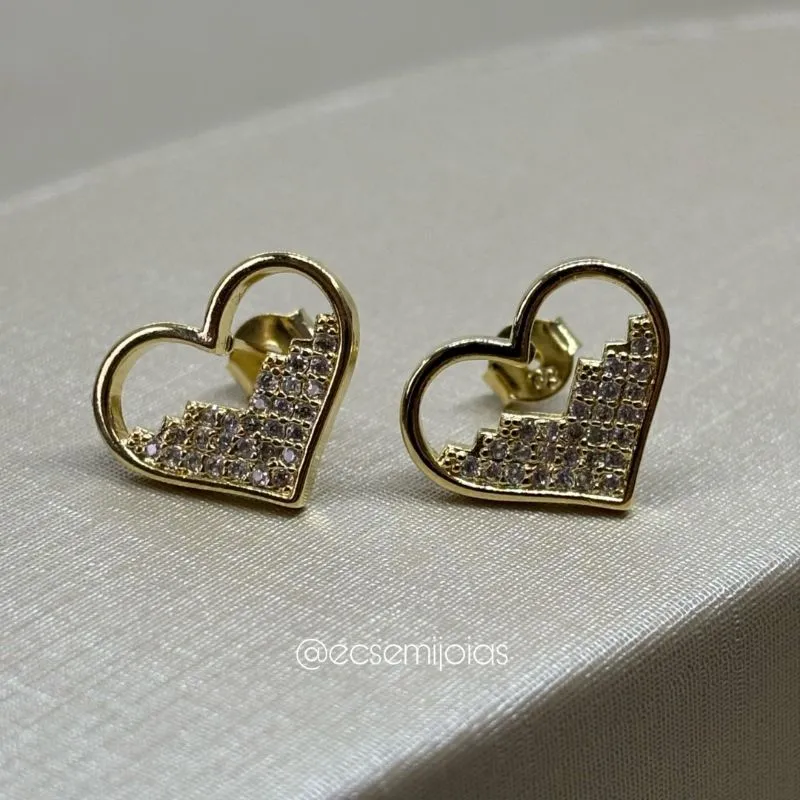 Brinco de coração metade cravejado e metade vazado - banhado a ouro 18k