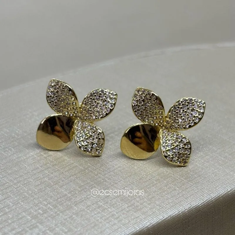 Brinco de flor com 1 pétala lisa e 3 pétalas cravejadas - banhado a ouro 18k