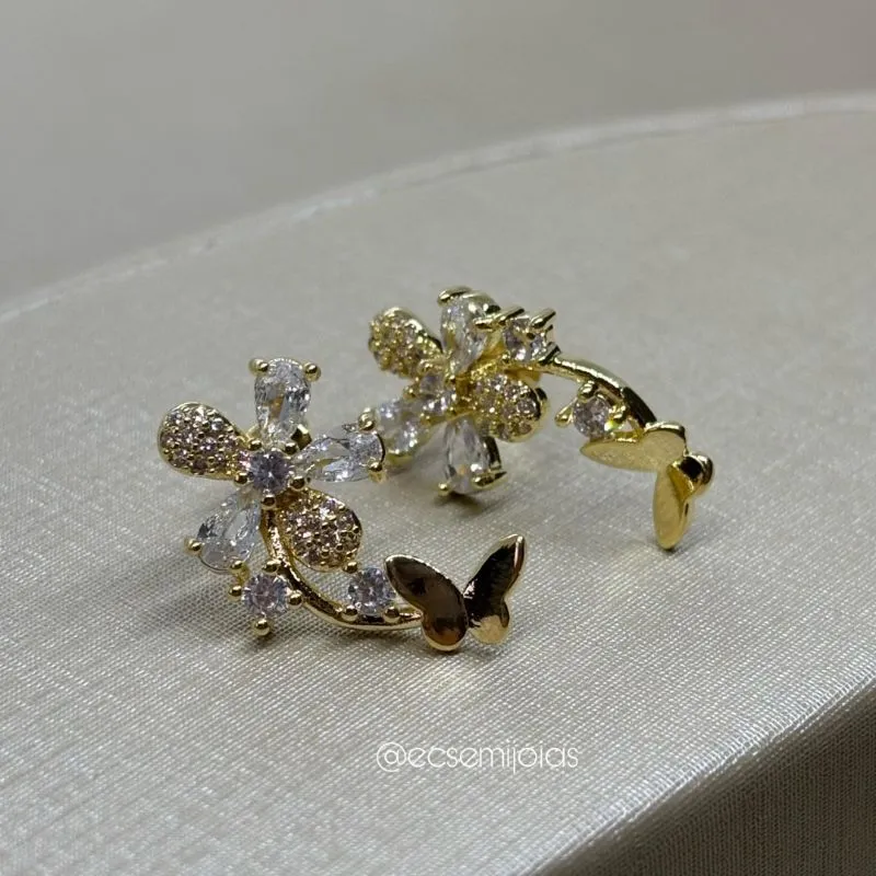 Brinco de flor com pétalas cravejadas e com zircônias gotas - banhado a ouro 18k
