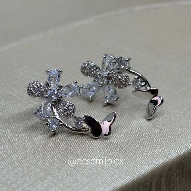 Brinco de flor com pétalas cravejadas e com zircônias gotas - banhado a ródio branco