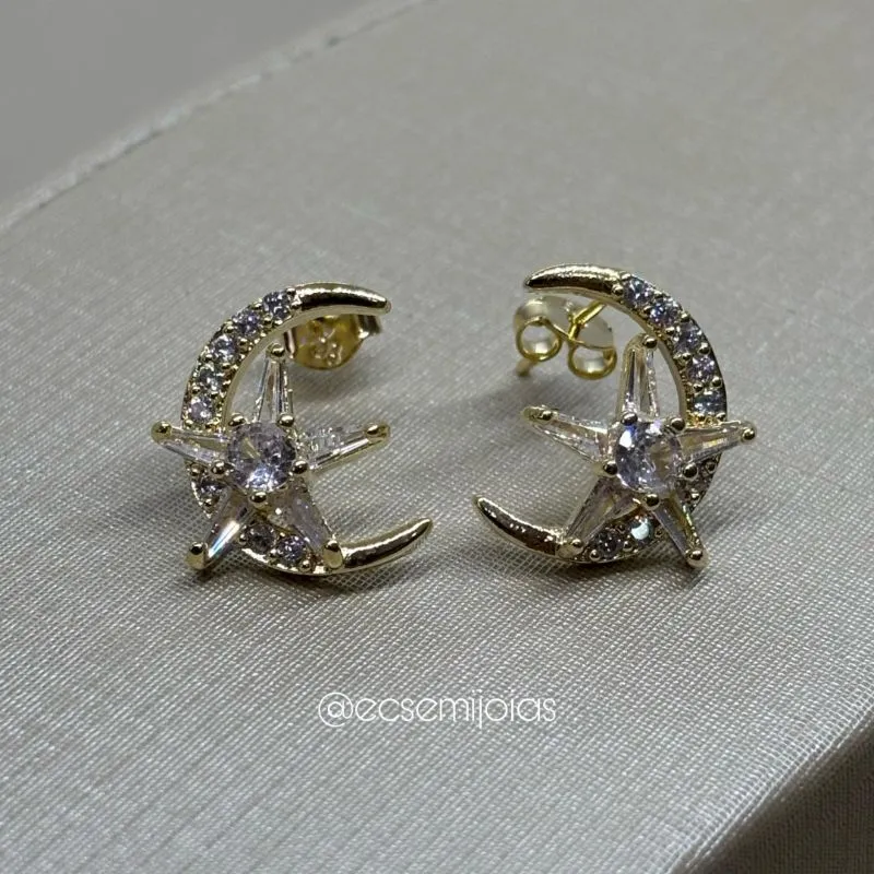 Brinco de lua e estrela cravejados - banhado a ouro 18k