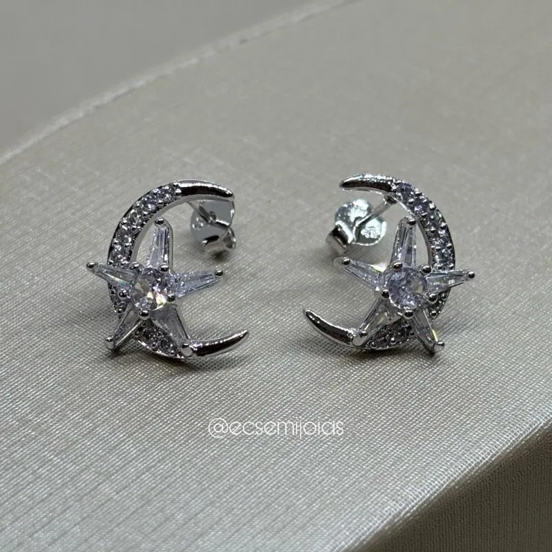 Brinco de lua e estrela cravejados - banhado a ródio branco