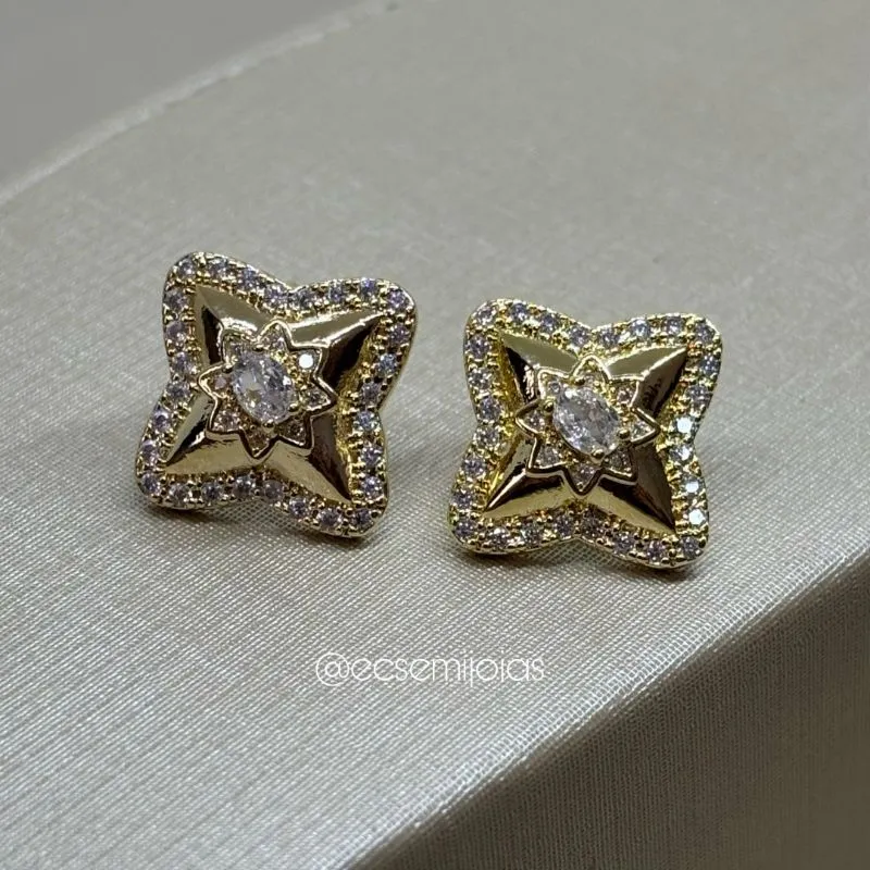 Brinco inspiração de flor com zircônia oval no centro, com pétalas lisas e cravejado nas bordas - banhado a ouro 18k