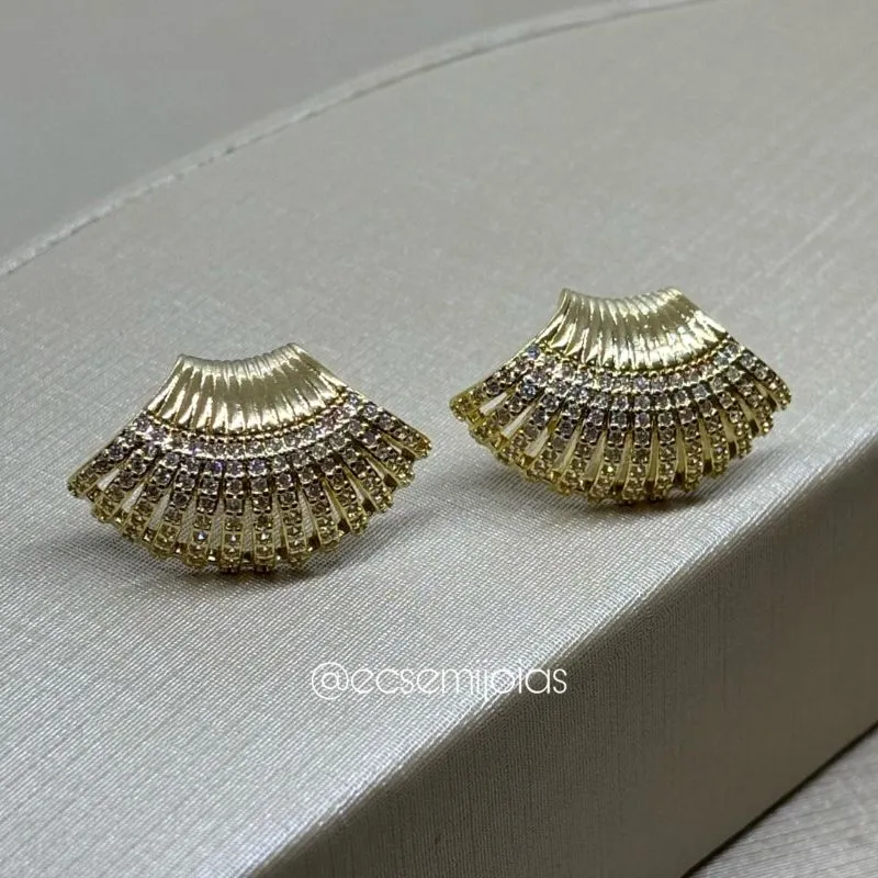 Brinco leque curvado cravejado - banhado a ouro 18k