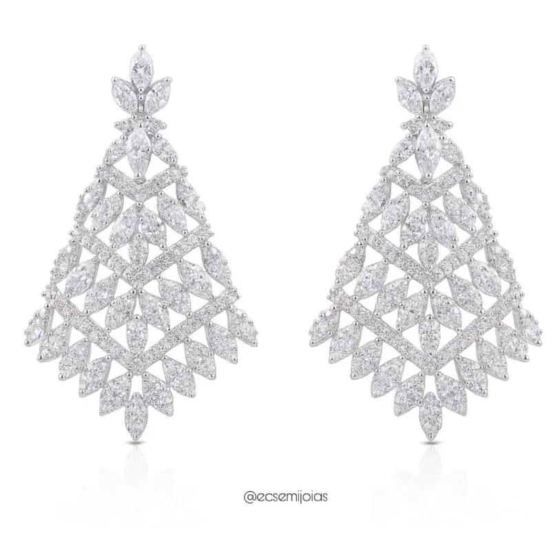 Brinco luxo com 3 fileiras de navetes cravejadas todo vazado - banhado a ródio branco
