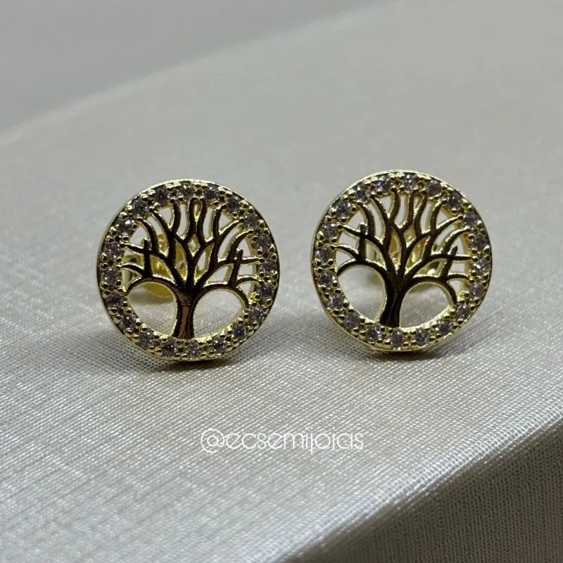 Brinco redondo com árvore da vida no centro cravejado na borda - banhado a ouro 18k