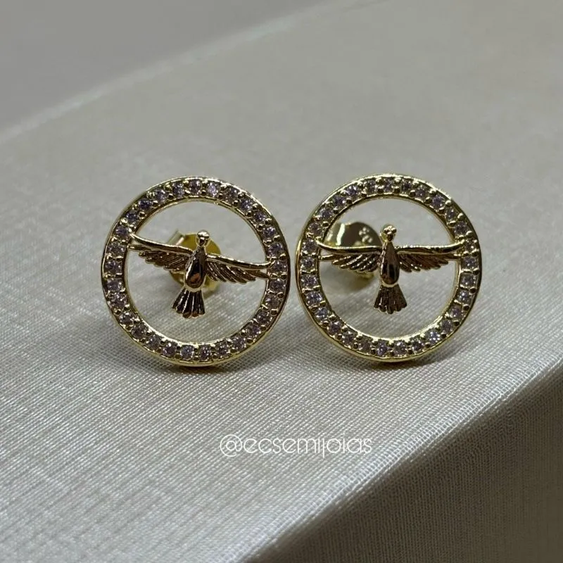 Brinco redondo com pomba no centro e borda cravejada - banhado a ouro 18k