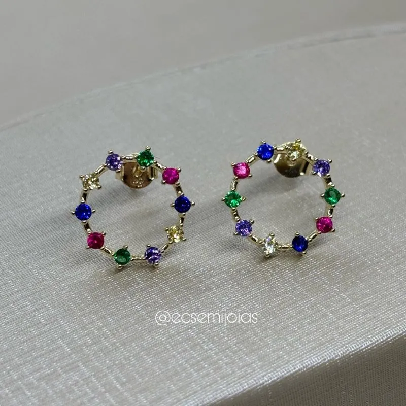 Brinco redondo cravejado vazado - banhado a ouro 18k