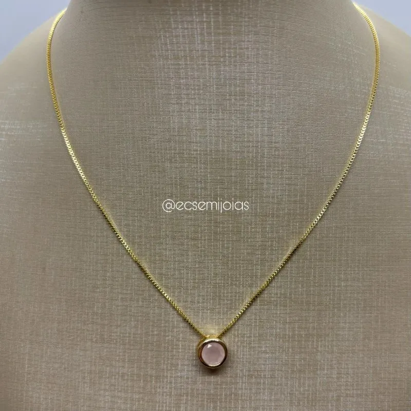 Colar com pingente de pedra redonda com bordas - 45cm - banhado a ouro 18k