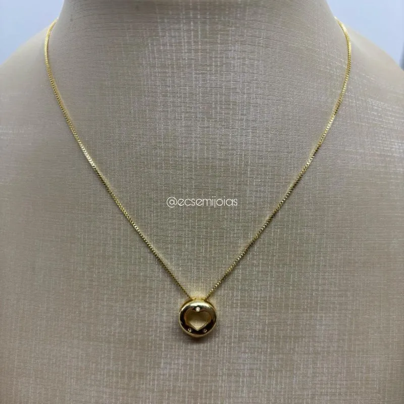Colar com pingente redondo com coração vazado no centro e 2 zircônias - 45cm - banhado a ouro 18k