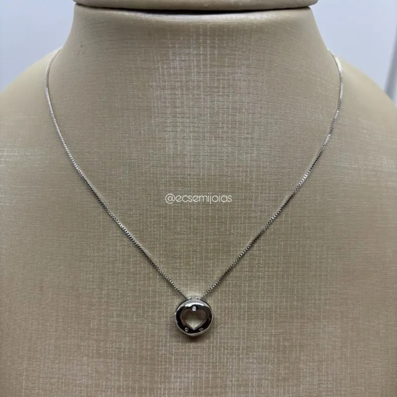 Colar com pingente redondo com coração vazado no centro e 2 zircônias - 45cm - banhado a ródio branco