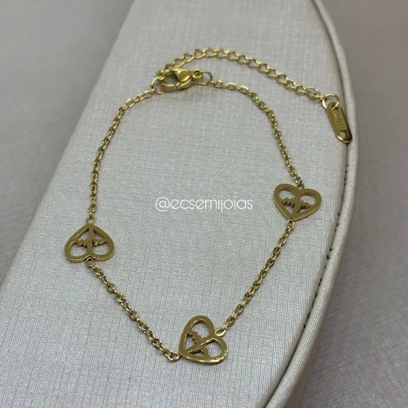 Pulseira de elo português fininho com 3 corações vazados com batimentos cardíacos - 17,5cm + extensor - aço inoxidável dourado