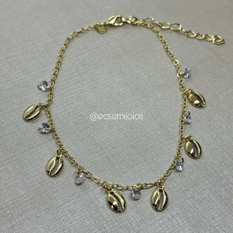 Tornozeleira elo português fininho com conchas lisas e zircônias penduradas - 22cm + extensor - banhado a ouro 18k