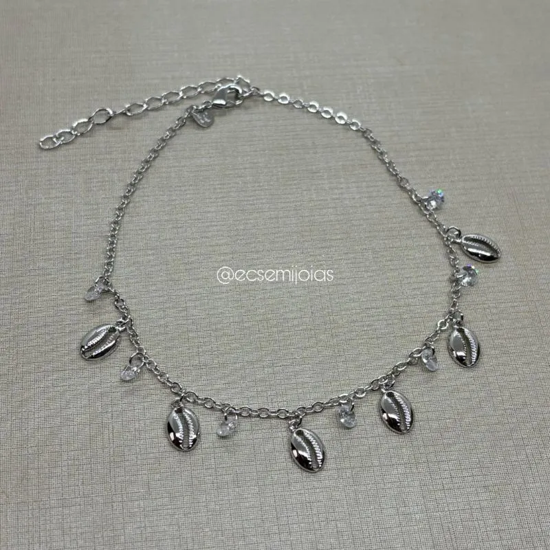 Tornozeleira elo português fininho com conchas lisas e zircônias penduradas - 22cm + extensor - banhado a ródio branco