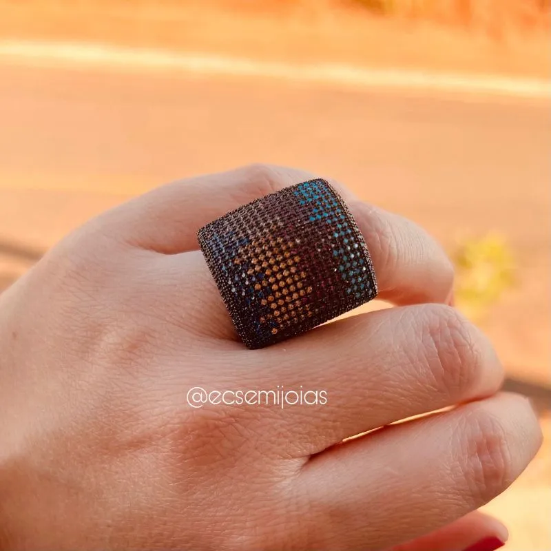 Anel chique quadrado cravejado nas laterais - banhado a ouro 18k